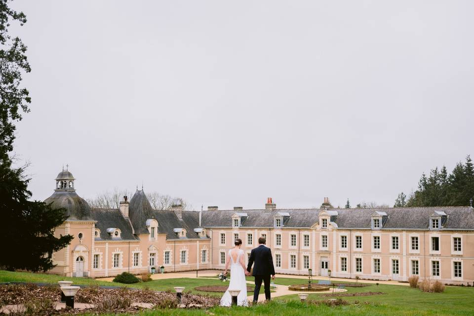 Le couple devant le domaine