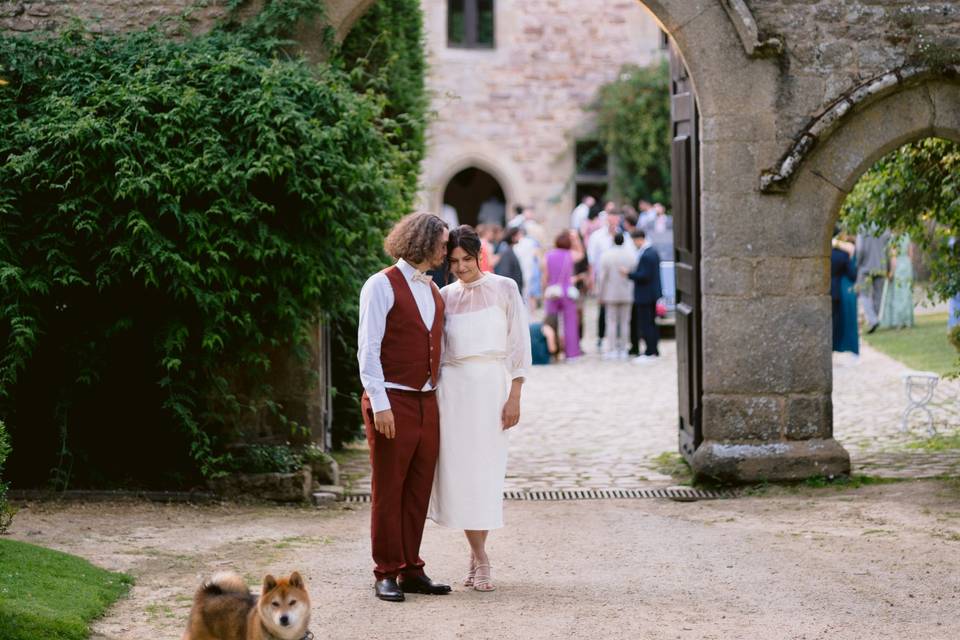 Les mariée devant le manoir