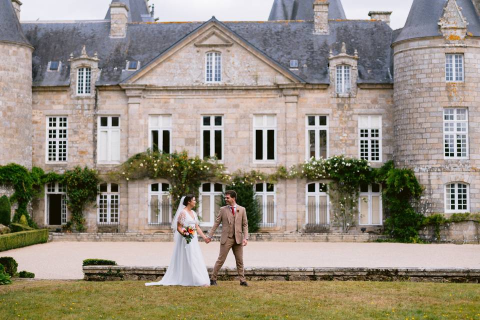 Les mariés devant le château