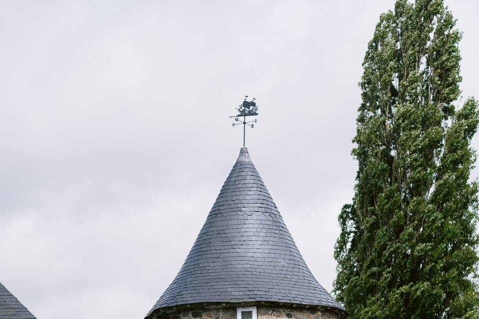 Les mariés devant la tourelle