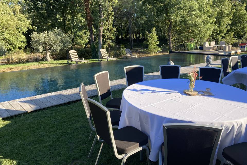 Déjeuner devant la piscine