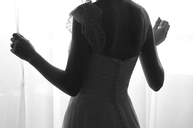 Regard de mariée à la fenêtre