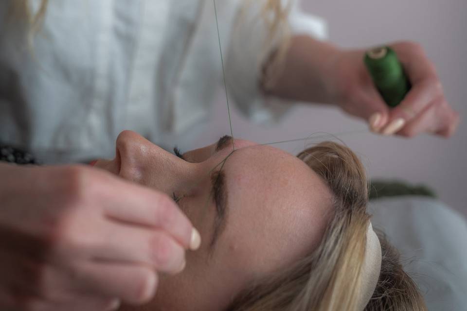 Épilation sourcils au fil
