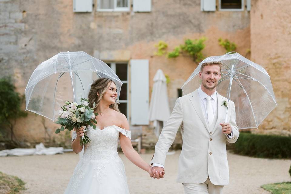 Photo de couple sous la pluie