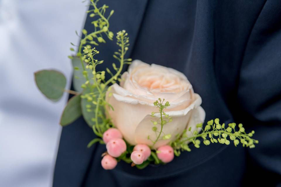 Détail boutonnière marié