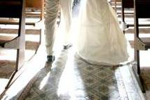 Mariée et le marié dans l'église