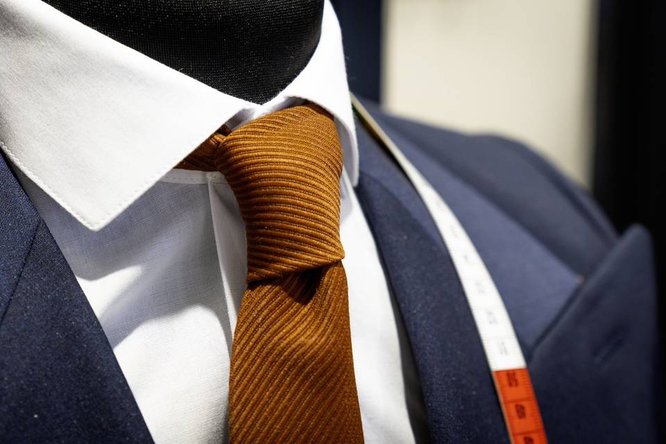 Costume_homme_bleu_marin_tissu_raye_cravate_orange_rayee