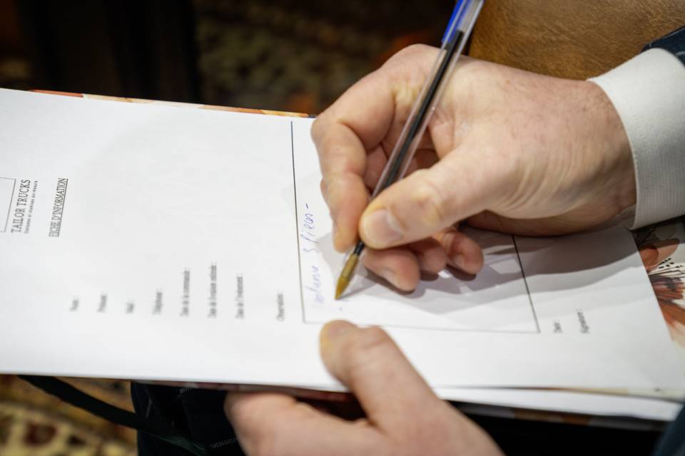 Stylo_plastique_bleu_transparent_ecriture
