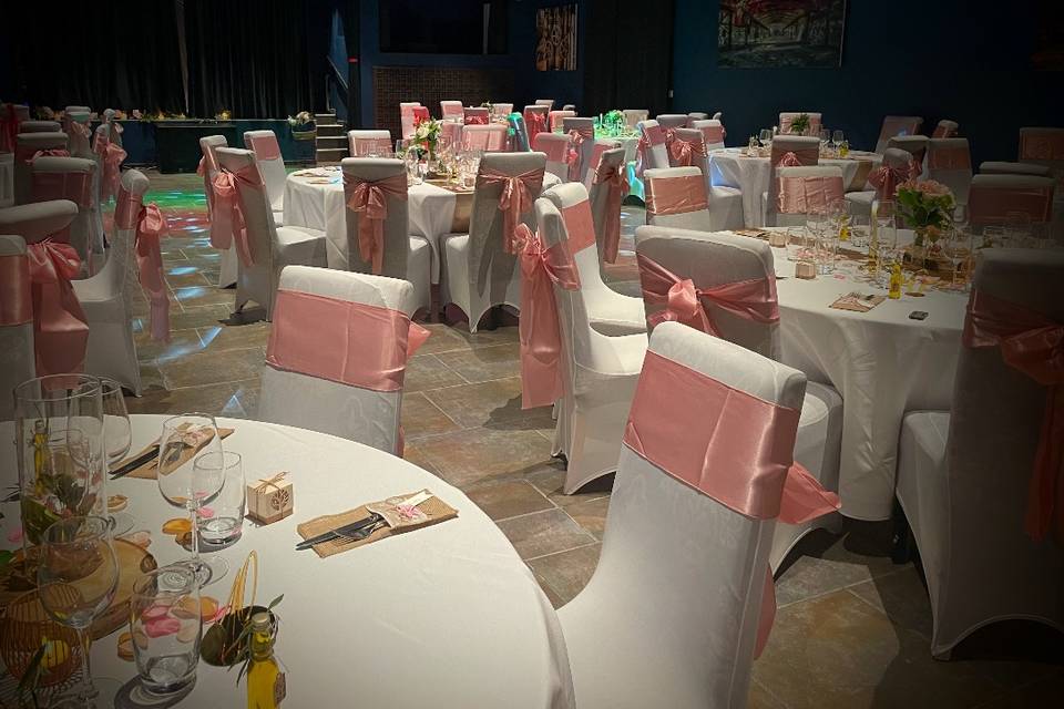 Salle table invités thème rose
