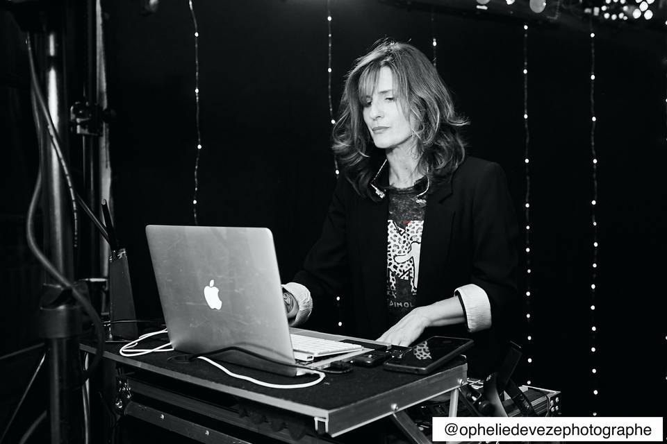 Maïa prépare son set DJ