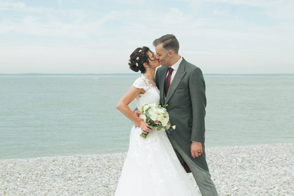 Couple mariés à la plage