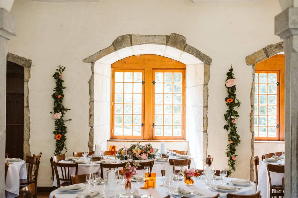 Une salle baignée de lumière