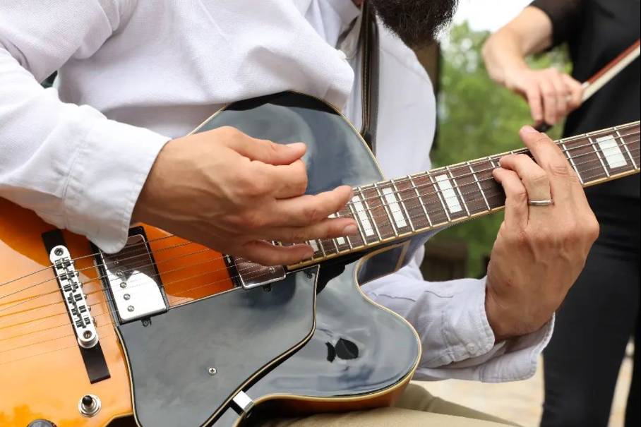 Johan à la guitare