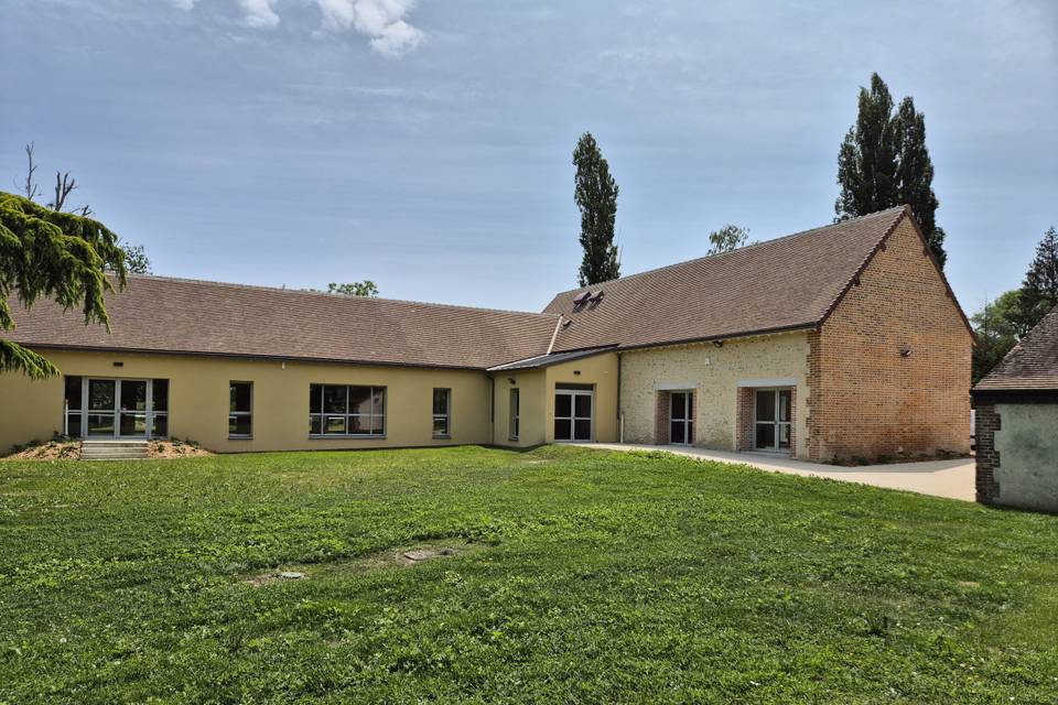 Extérieurs de la salle.