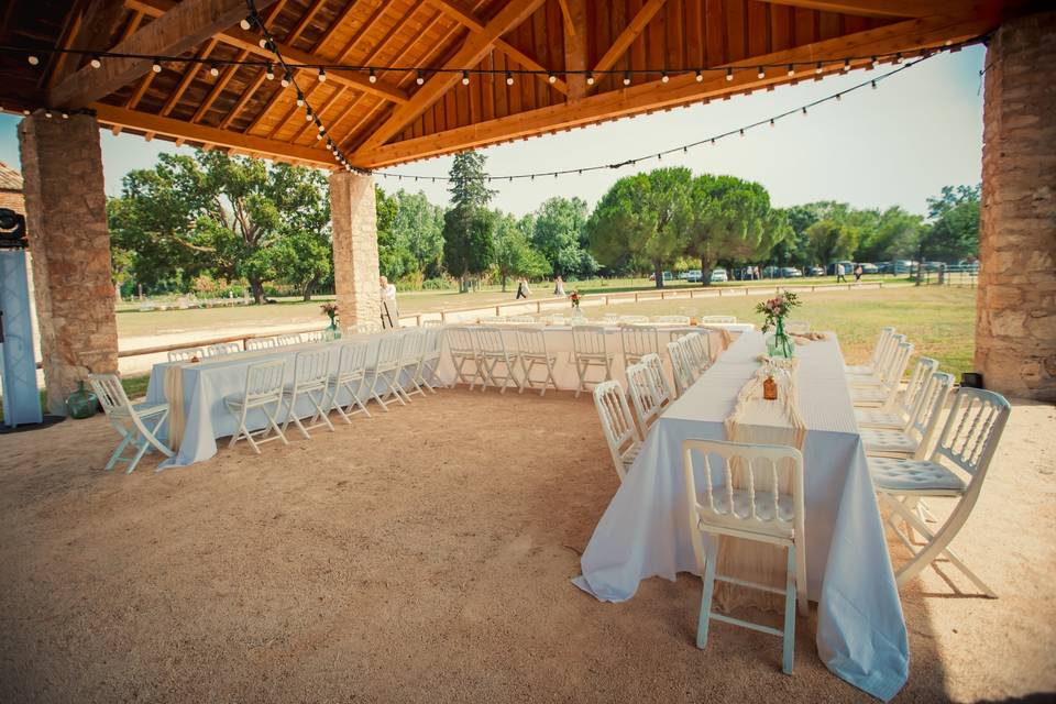 Repas sous la grange ouverte