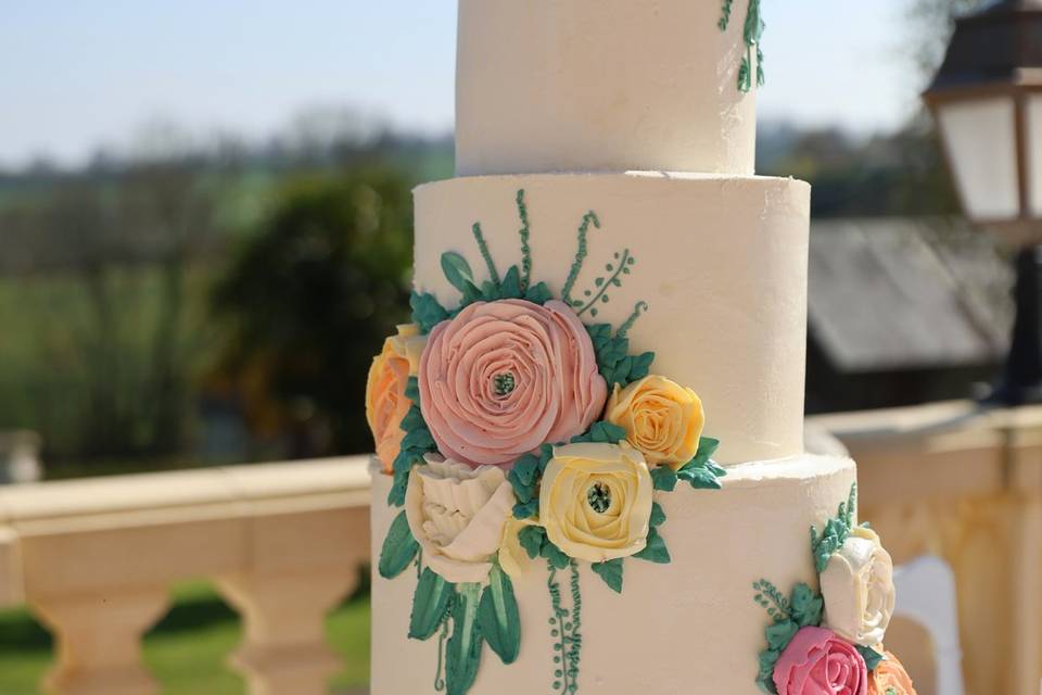 Cake avec fleurs en crème