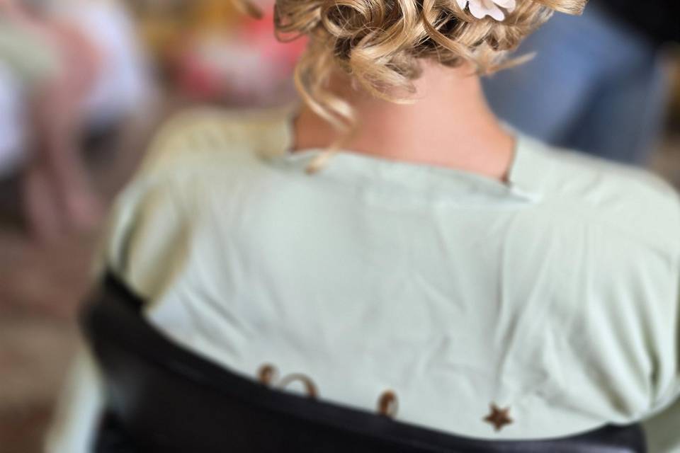 Chignon bas bouclés