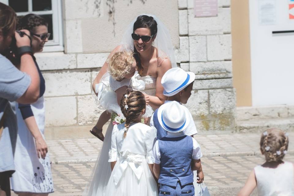 Enfants autour de la mariée