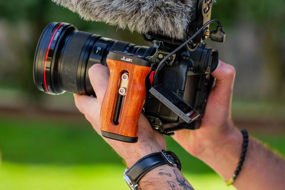 Detail_appareil_photo_avec_micro_en_extérieur