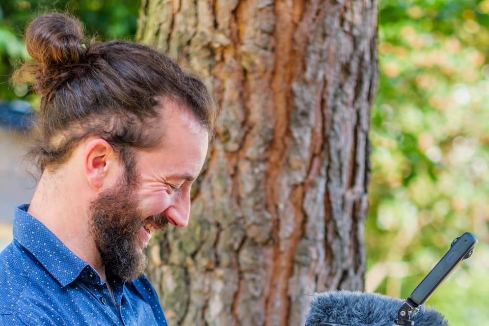 Detail_homme_avec_appareil_photo_sous_un_arbre