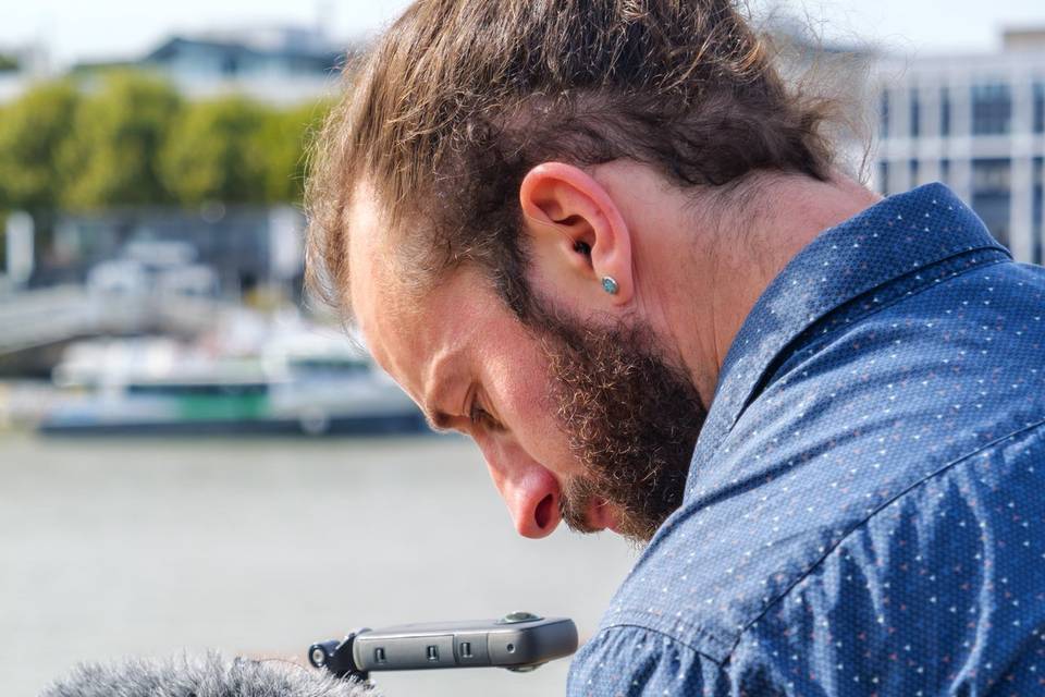 Detail_homme_filmant_en_extérieur zoom