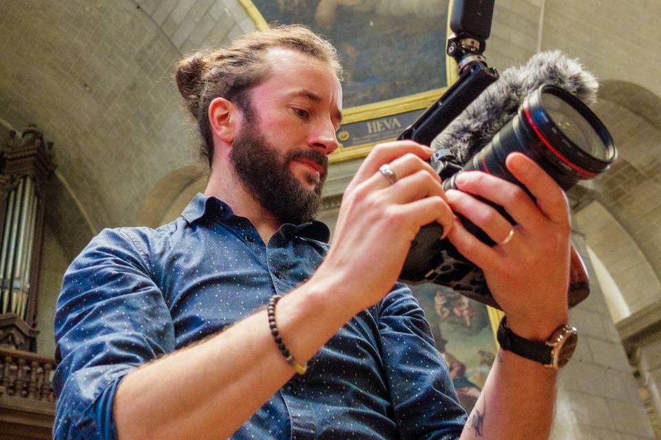 Detail_homme_filmant_en_intérieur