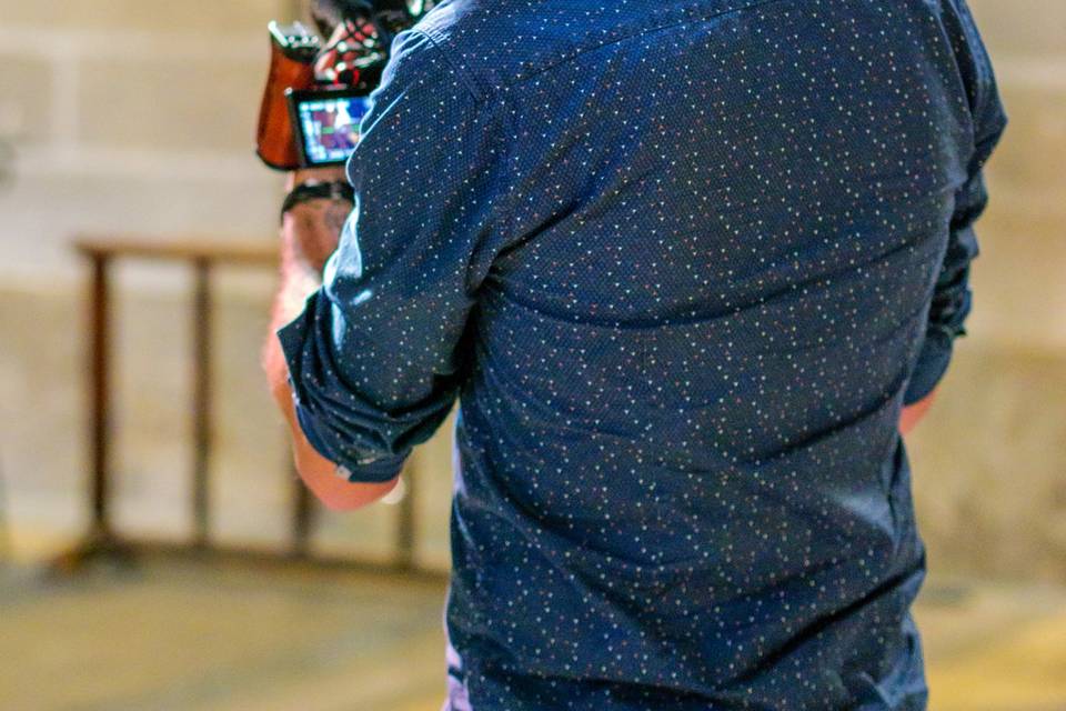 Detail_homme_regardant_l_écran_de_l_appareil_photo