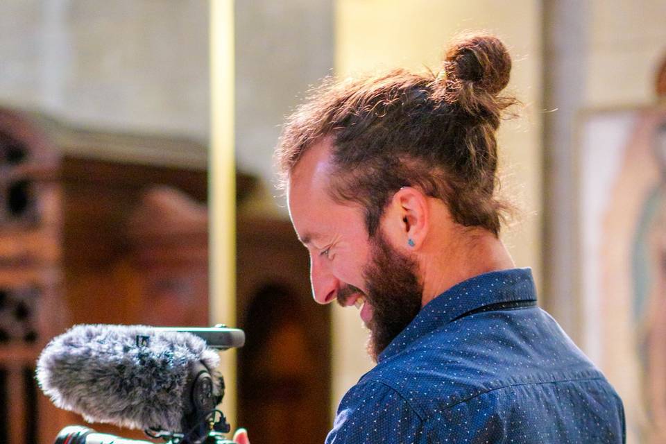 Detail_homme_réglant_l_appareil_photo_à_l_intérieur