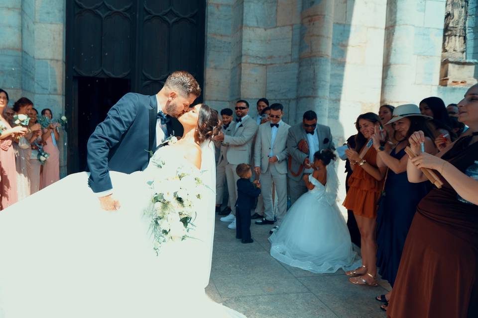 Baiser devant l'église