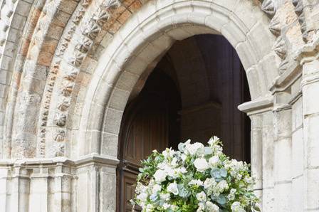 Arbre fleuri église