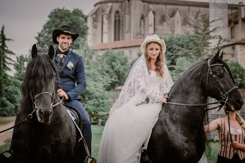 Arrivée des mariés à cheval