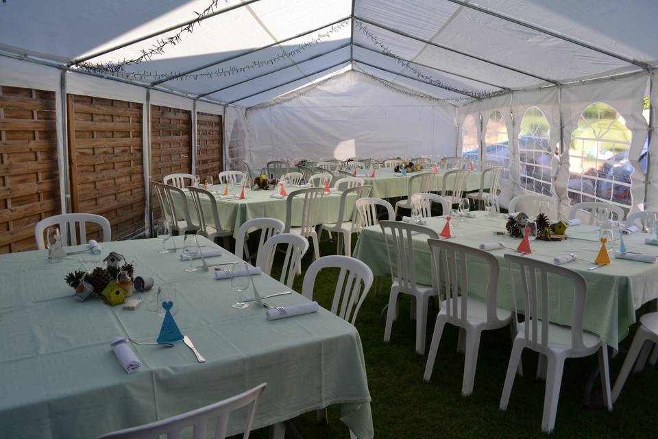 Espace repas sous tonnelle