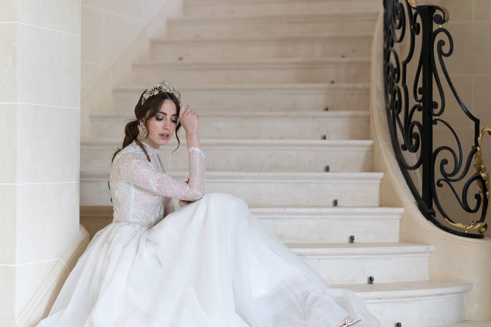 Mariée élégante dans escalier