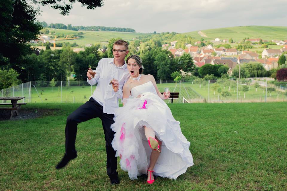 Photo amusante des mariés