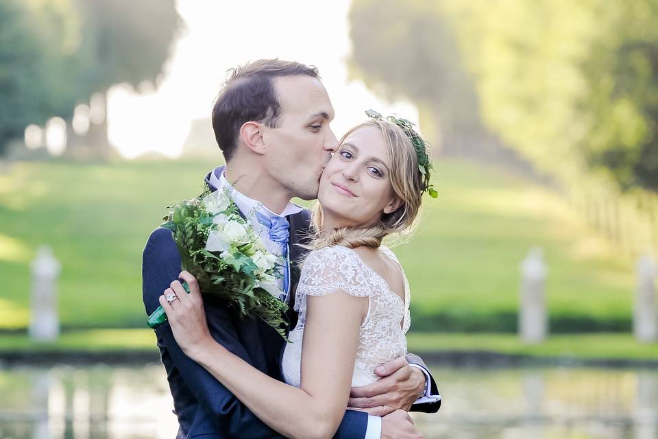 Couple de mariés dans le parc