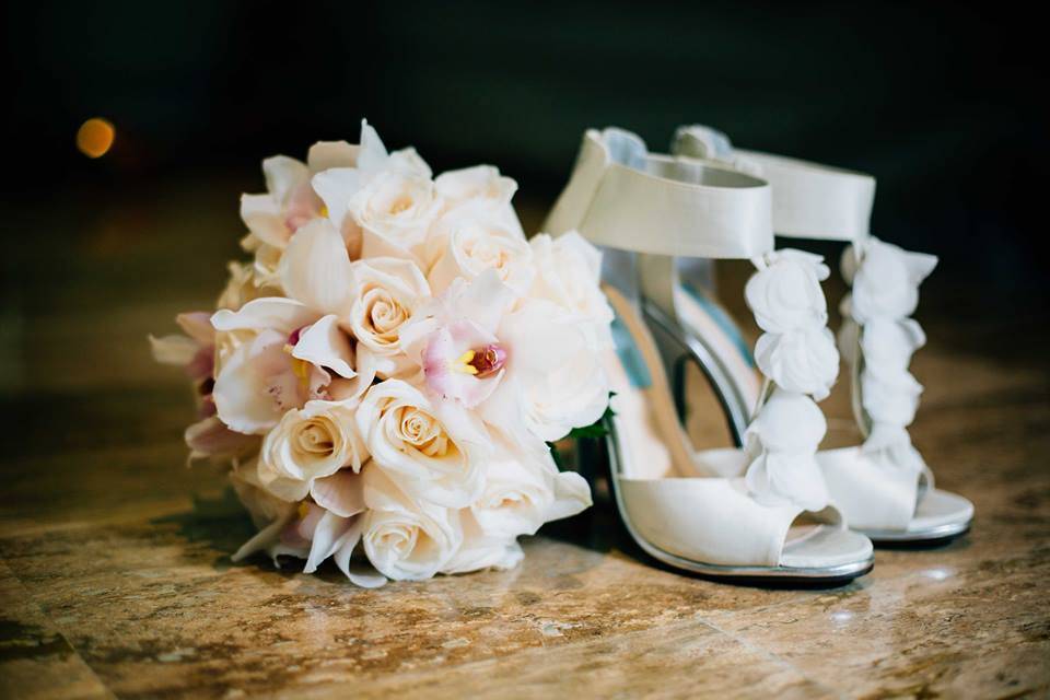 Bouquet et chaussures  mariée