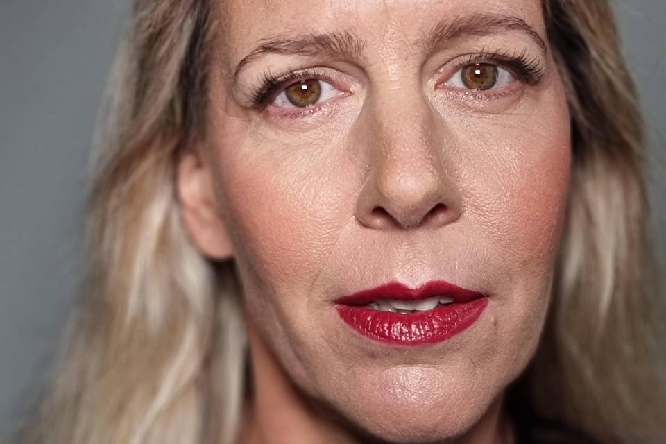 Makeup glamour