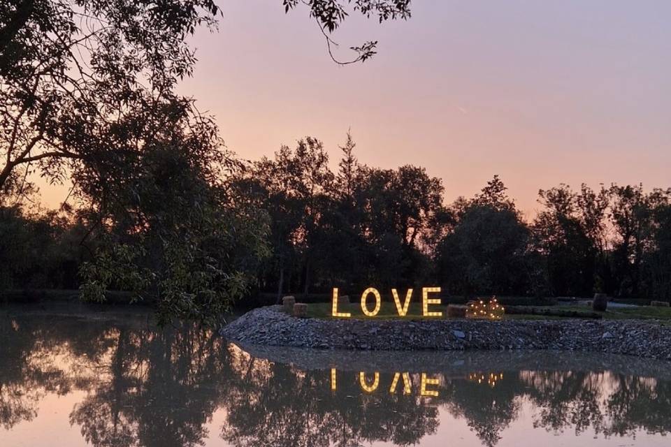 Lettres love géantes et lumineuses