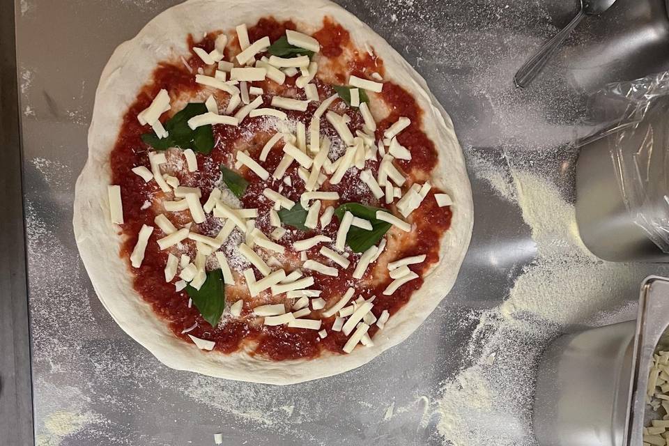 Pizzas en préparation
