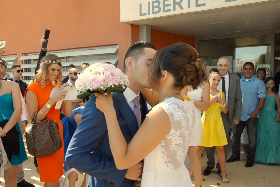 Baiser devant la mairie