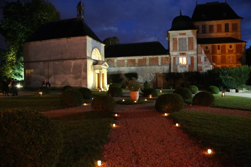 Cour de la chapelle illuminée