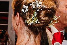 Chignon de la mariée fleuri