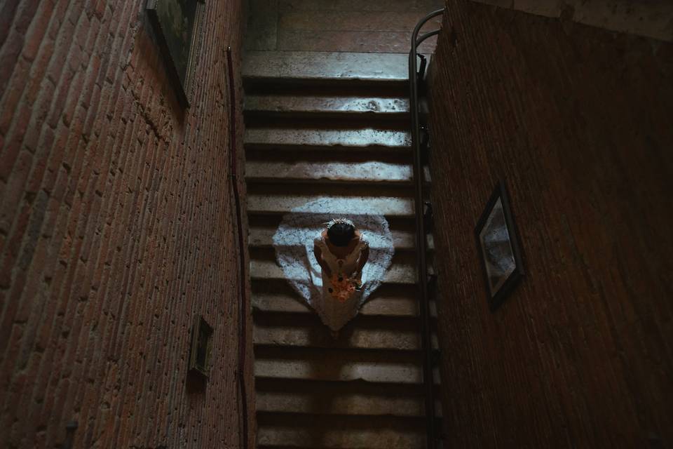 Mariée dans l'escalier