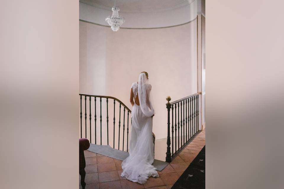 Mariée dans l'escalier