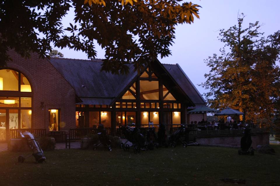 La forêt et le Club House s'illuminent la nuit