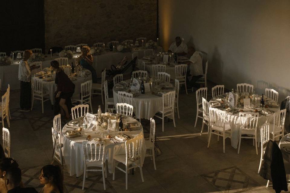 Disposition dressée au fond