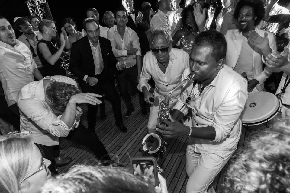 Sax and singers on yacht