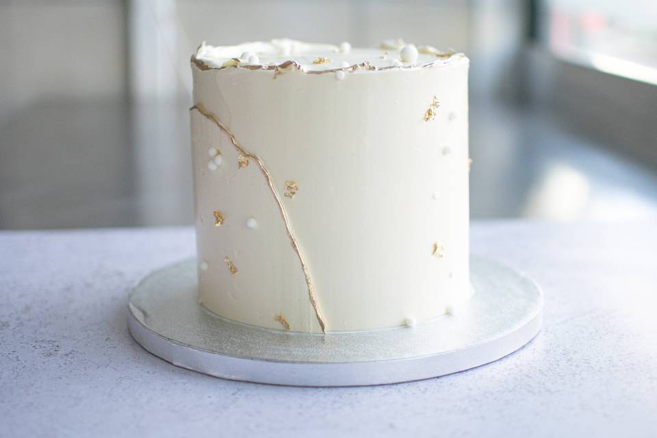 Gâteau blanc et doré