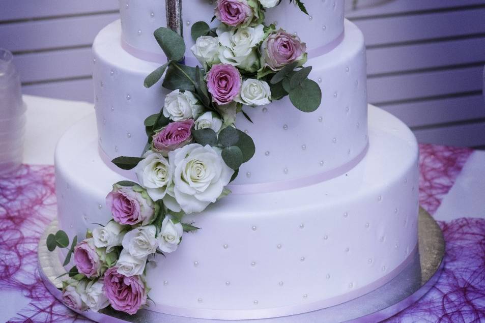 Gâteau de mariage cascade de fleurs
