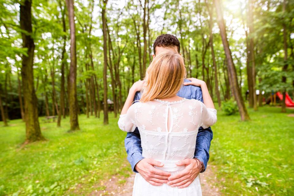 Photo couple dans les bois